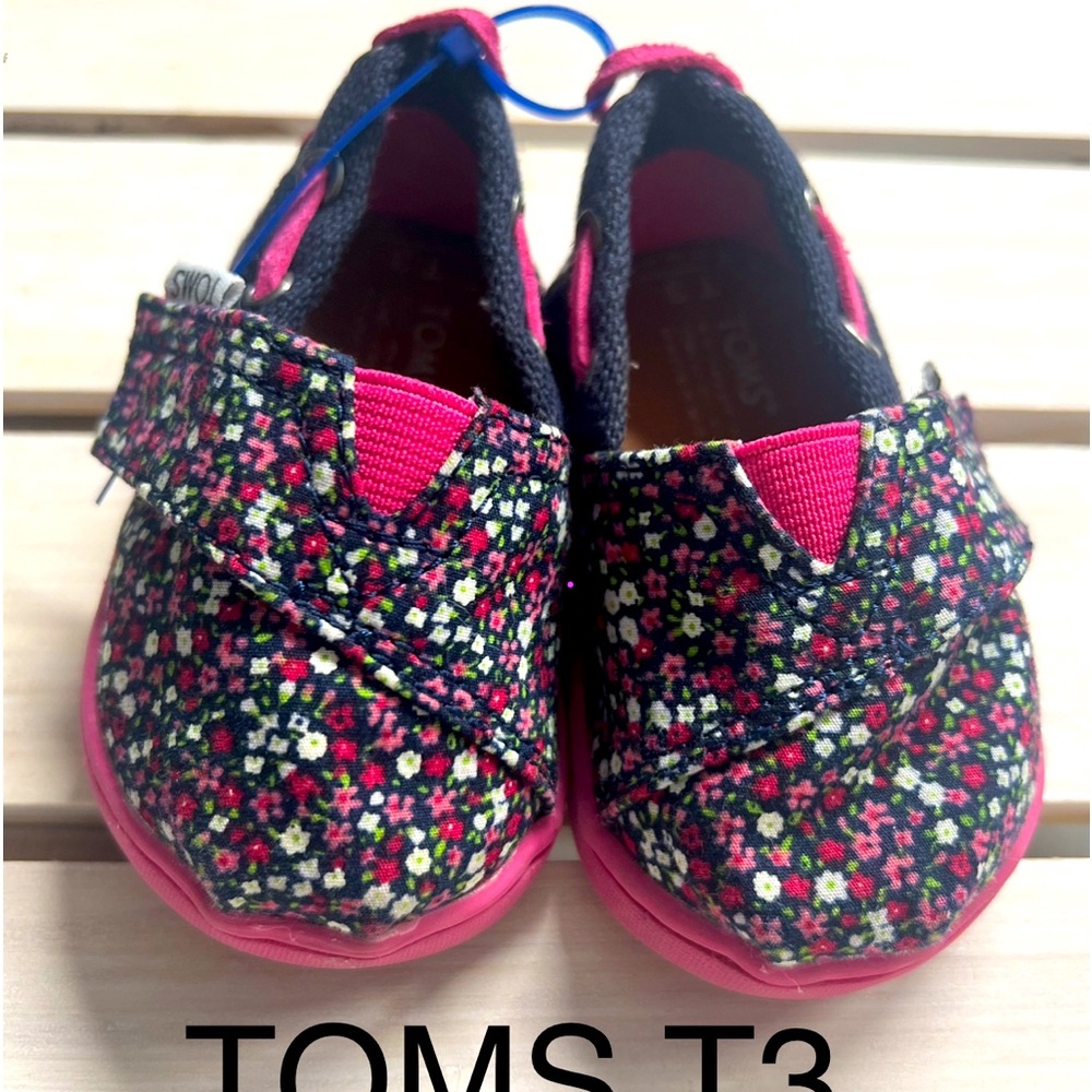 Tom's T3 baby NWOT, blue and floral